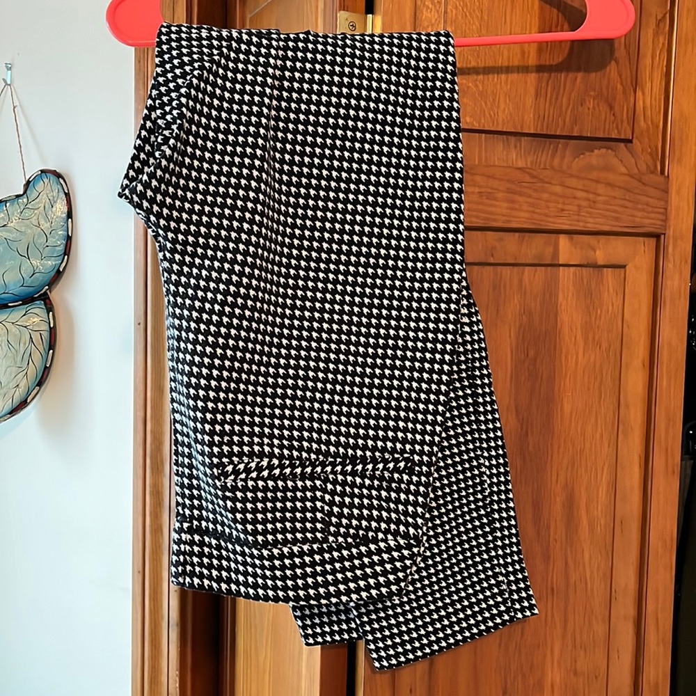 Black and white herringbone Old Navy pixie pants, size 12 TALL